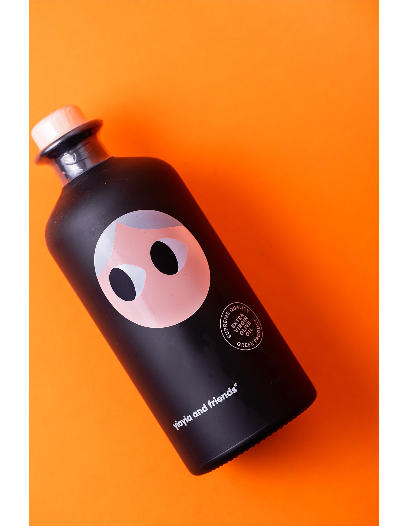 Rahbar kotibaning ko‘zini yalaydi